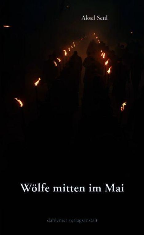 Titel: "Wölfe mitten im Mai" von Aksel Seul. Menschen mit Fackeln in einer dunklen Umgebung.