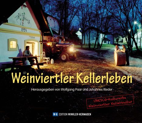 Text: "Weinviertler Kellerleben", "Herausgegeben von Wolfgang Paar und Johannes Rieder", "UNESCO-Kulturerbe Weinviertler Kellkultur". Ein beleuchteter Weinkeller bei Nacht, Männer rollen ein Fass, Traktor steht daneben.