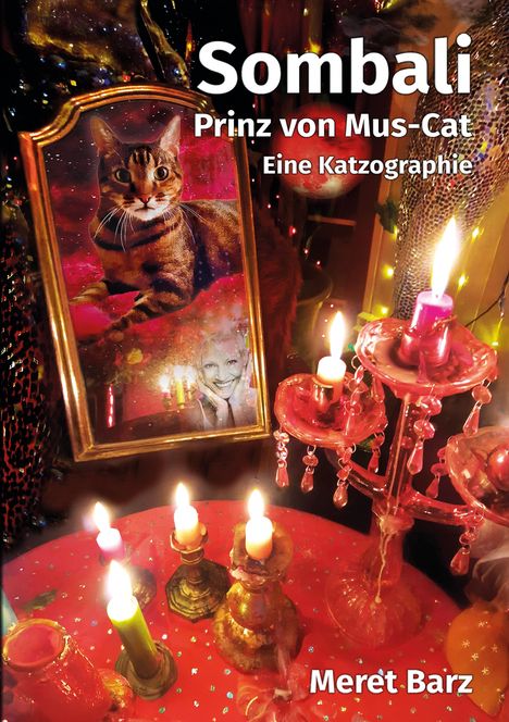 „Sombali, Prinz von Mus-Cat: Eine Katzographie“, Meret Barz. Eine Katze im goldenen Rahmen umgeben von Kerzen.