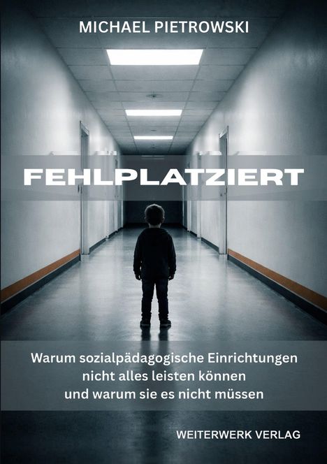 Buchtitel "Fehlplatziert" von Michael Pietrowski, ein Kind steht allein in einem langen, leeren Flur.