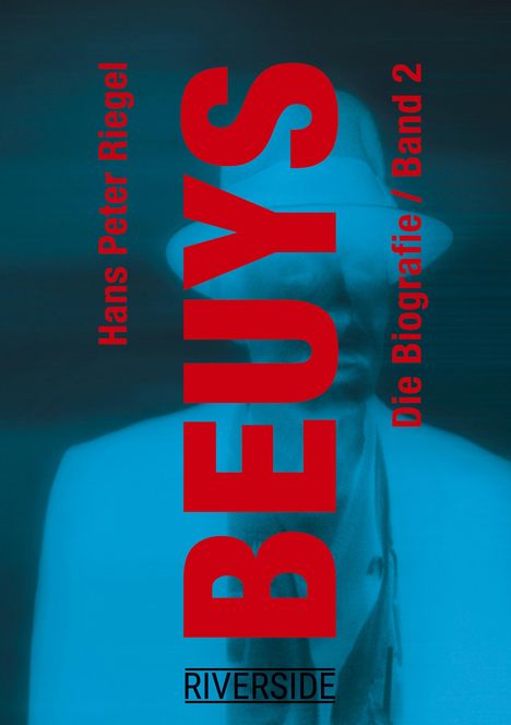 Hans Peter Riegel, BEUYS, Die Biografie / Band 2, RIVERSIDE. Blauer Hintergrund, Mann mit Hut im Schatten.