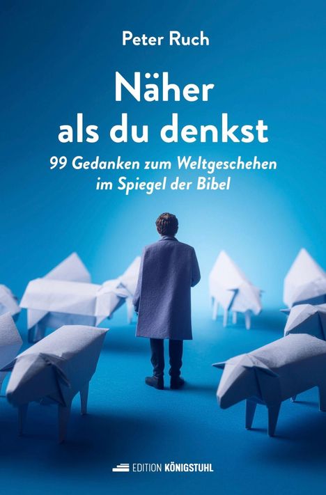 "Näher als du denkst: 99 Gedanken zum Weltgeschehen im Spiegel der Bibel" von Peter Ruch. Eine Figur steht zwischen Origami-Schafen.