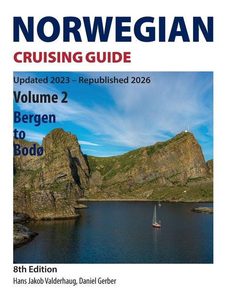 "Norwegian Cruising Guide, Volume 2 Bergen to Bodø. Updated 2023 – Republishing 2026, 8th Edition, Hans Jakob Valderhaug, Daniel Gerber." Bild eines Segelbootes vor einer Felsenküste.