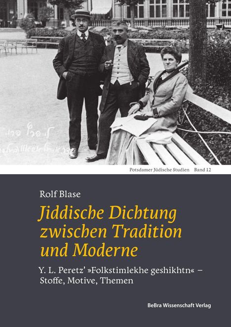 Rolf Blase, Jiddische Dichtung zwischen Tradition und Moderne, Personen in historischer Kleidung auf einer Bank im Freien.