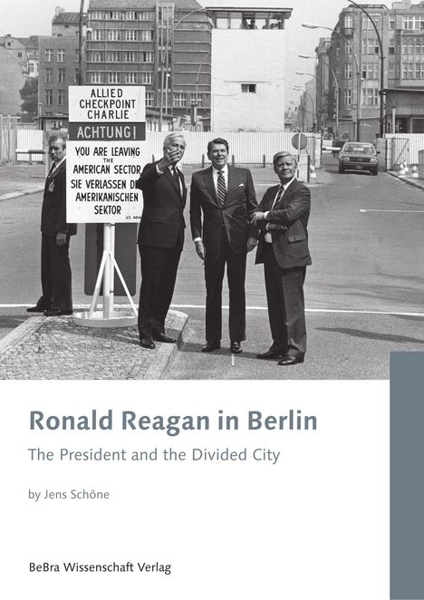 Text: "Allied Checkpoint Charlie", "Achtung!", "You are leaving the American sector." Schwarz-weiß-Foto, Personen in Anzügen.