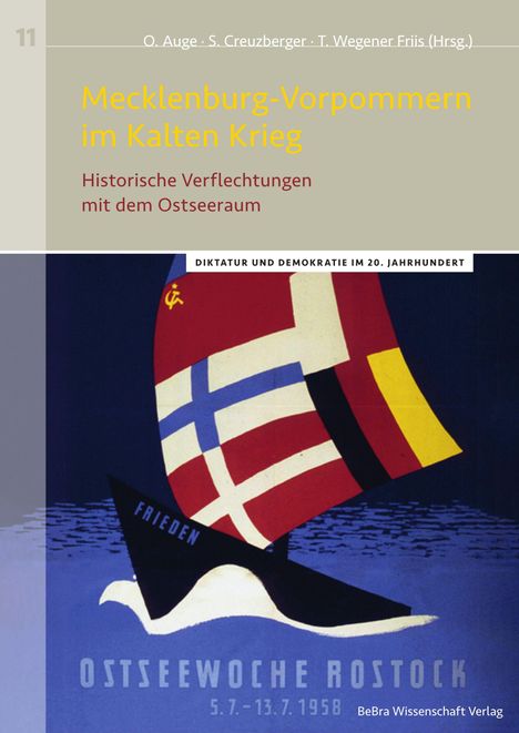 "Mecklenburg-Vorpommern im Kalten Krieg" oben, darunter ein Segel mit Flaggen und der Text "OSTSEEWOCHE ROSTOCK 5.7.-13.7.1958".