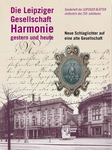 Text: "Die Leipziger Gesellschaft Harmonie gestern und heute. Sonderheft der LEIPZIGER BLÄTTER anlässlich des 250. Jubiläums. Neue Schlaglichter auf eine alte Gesellschaft." 

Historisches Gebäude vor handgeschriebenem Hintergrund, mit einem antiken Emblem.