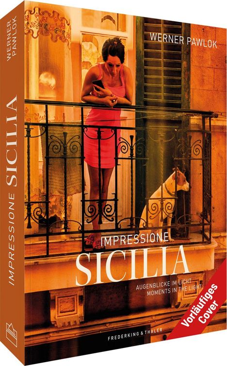 Texte: "IMPRESIONE SICILIA", "WERNER PAWLOK", "AUGENBLICKE IM LICHT", "MOMENTS IN THE LIGHT", "FREDERKING & THALER". Eine Frau im roten Kleid auf einem Balkon mit einem Hund.