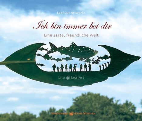 "Ich bin immer bei dir. Eine zarte, freundliche Welt." Blattschnitt mit Menschen und Fischen, blauer Himmel im Hintergrund.