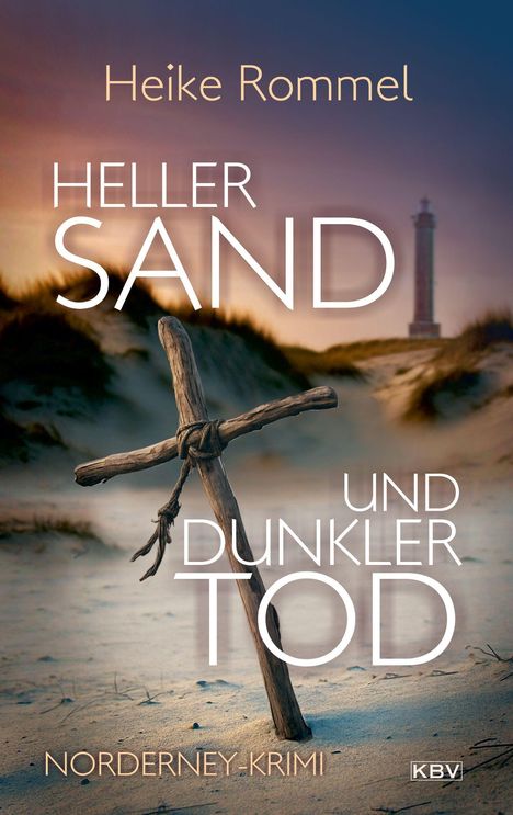 „Heike Rommel: Heller Sand und dunkler Tod. Norderney-Krimi.“ Ein Kreuz aus Ästen im Sand mit Leuchtturm im Hintergrund.