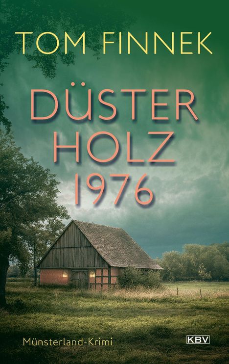 „Düster Holz 1976“ von Tom Finnek. Münsterland-Krimi. Eine alte Scheune in grüner Landschaft vor bewölktem Himmel.
