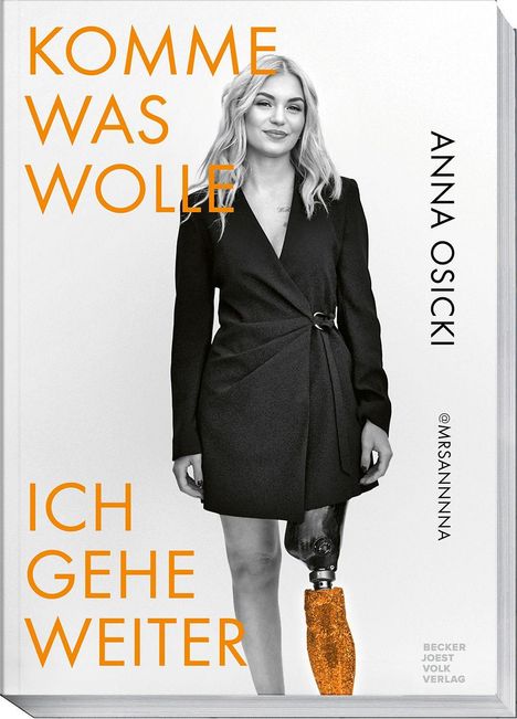 „KOMME WAS WOLLE, ICH GEHE WEITER“. Darunter eine junge Frau in Schwarz-Weiß mit einer orangefarbenen Prothese.