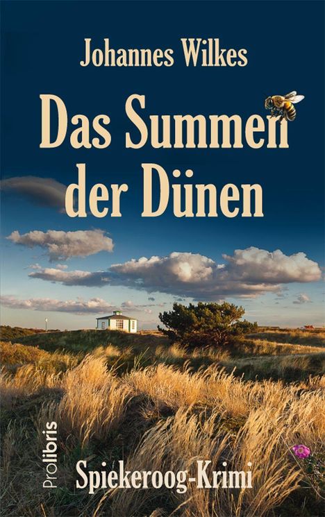 „Johannes Wilkes, Das Summen der Dünen, Spiekeroog-Krimi, Prolibris.“ Eine Dünenlandschaft mit Haus und Baum.