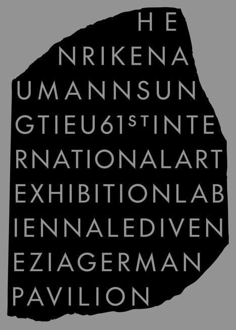 HE NRIKENA UMANNSUN GTIEU 61st INTERNATIONAL ART EXHIBITION LAB IENNALE DIVEN EZIAGERMAN PAVILION. Schwarzer Hintergrund.
