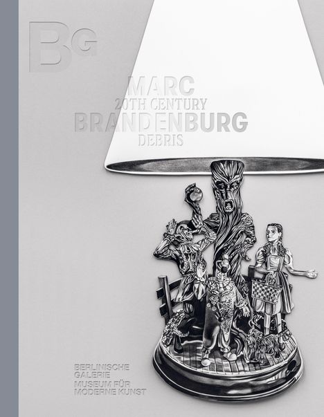 Texte: "Bg", "MARC BRANDENBURG 20TH CENTURY DEBRIS", "BERLINISCHE GALERIE MUSEUM FÜR MODERNE KUNST". Illustration: Figuren auf Sockel unter Lampenschirm.