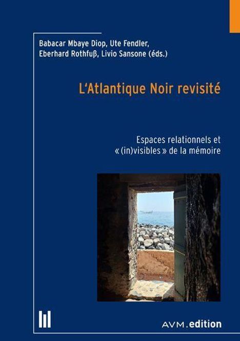 Buchtitel: "L’Atlantique Noir revisité". Unten: Foto von einer Tür mit Blick auf das Meer. Oben Autoren und Herausgeber.
