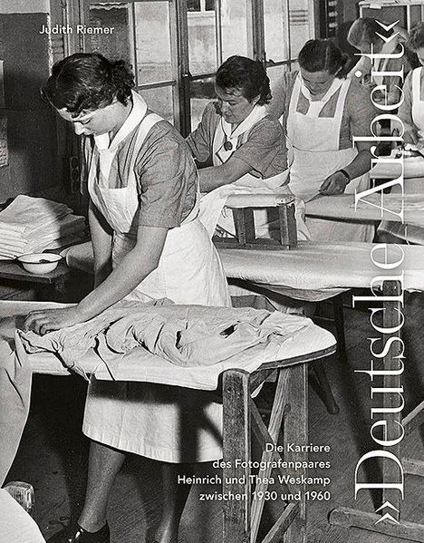 „Deutsche Arbeit“. Frauen in Schürzen bei der Textilarbeit. Judith Riemer. Fotopaare Weskamp, 1930-1960.