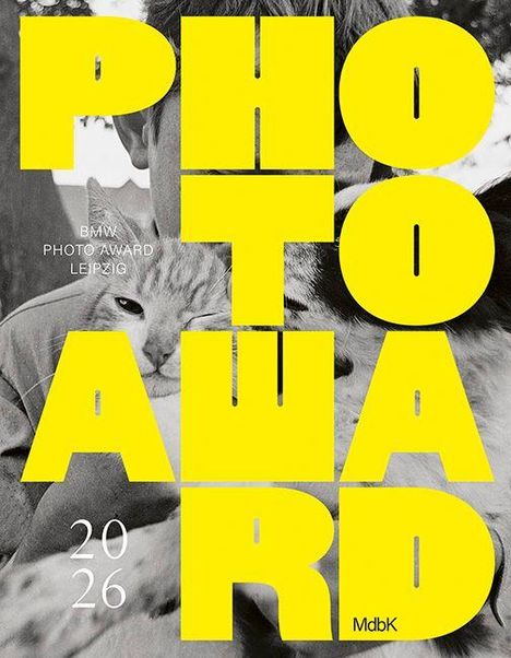 Große gelbe Buchstaben: "PHOTO AWARD". Texte: "BMW PHOTO AWARD LEIPZIG", "2026", "MdbK". Im Hintergrund eine Person mit Katze.