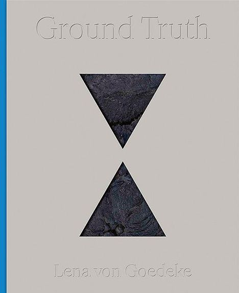 "Ground Truth", "Lena von Goedeke". Zwei dreieckige Ausschnitte mit dunkler Textur auf hellem Hintergrund.
