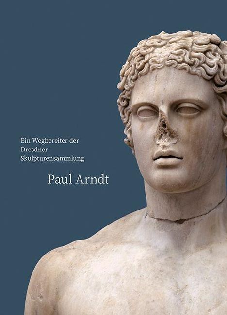 Text: „Ein Wegbereiter der Dresdner Skulpturensammlung Paul Arndt.” Eine antike Büste mit beschädigter Nase.