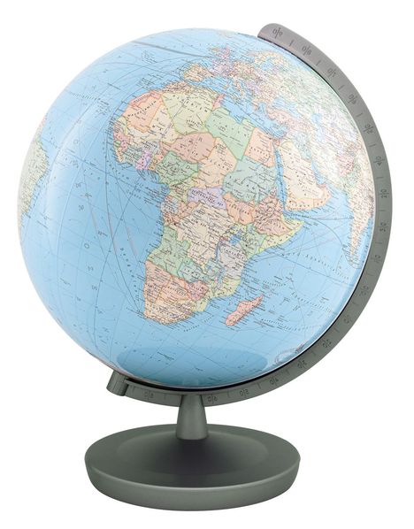 Globus mit Ländernamen und Ozeanen. Afrika ist zentral. Ozeane in blau, Länder in verschiedenen Farben.