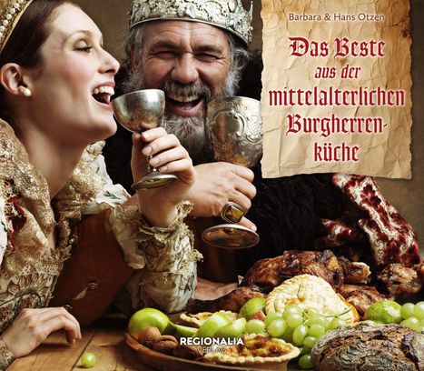 "Das Beste aus der mittelalterlichen Burgherrenküche" in roter Schrift. Ein Mann und eine Frau in festlicher Kleidung lachen und trinken.