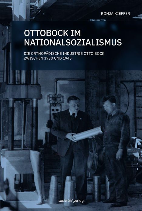 "OTTOBOCK IM NATIONALSOZIALISMUS" und "DIE ORTHOPÄDISCHE INDUSTRIE OTTO BOCK ZWISCHEN 1933 UND 1945". Männer in Fabrik.