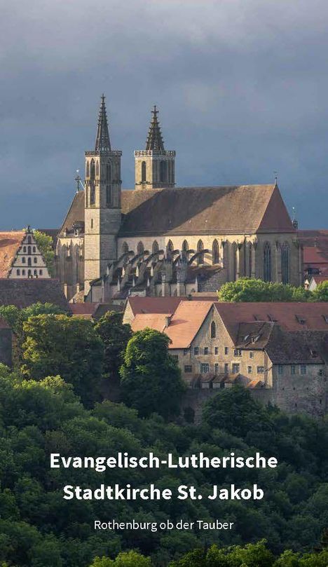 Evangelisch-Lutherische Stadtkirche St. Jakob, Rothenburg ob der Tauber. Historische Kirche mit zwei Türmen über grünen Bäumen.