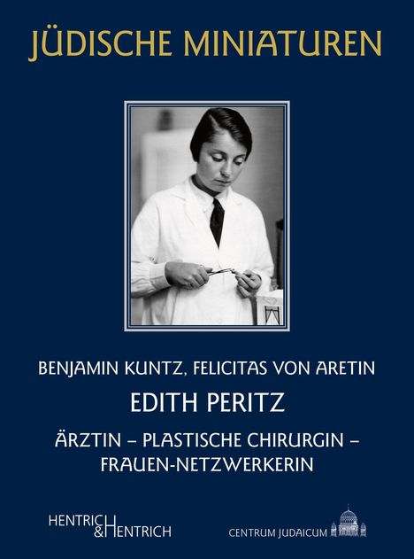 „Jüdische Miniaturen“, „Edith Peritz“, Bild einer Frau in Arztkleidung, schwarz-weiß, hält medizinisches Werkzeug.
