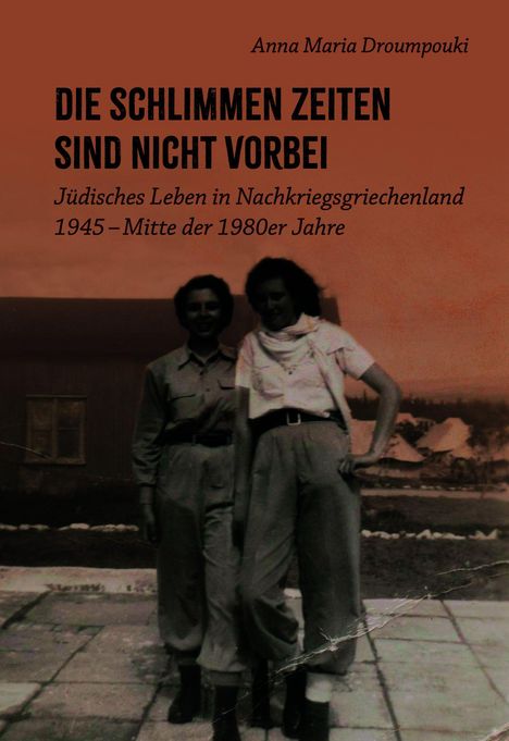 "DIE SCHLIMMEN ZEITEN SIND NICHT VORBEI." Zwei Frauen stehen eng beisammen, Hintergrund: Gebäude und Landschaft.