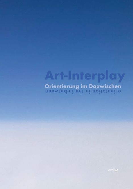"Art-Interplay. Orientierung im Dazwischen. wolke" Vor blauem Himmel, der nach unten in Weiß übergeht.
