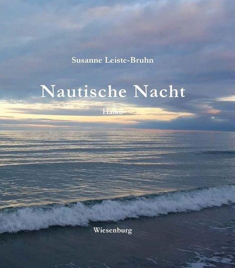 "Susanne Leiste-Bruhn, Nautische Nacht, Haiku, Wiesenburg." Sanfte Wellen am Meer bei dämmerndem Himmel.