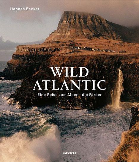 Text: "Hannes Becker, WILD ATLANTIC, Eine Reise zum Meer - die Färöer, KNESEBECK". Küstenlandschaft mit Klippen und Wasserfall.