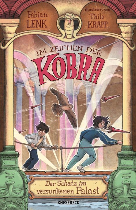 „Im Zeichen der Kobra“. Zwei Kinder laufen in einem Palast, Pfeile fliegen, eine Kobra prangt zentral, Falke vorhanden.