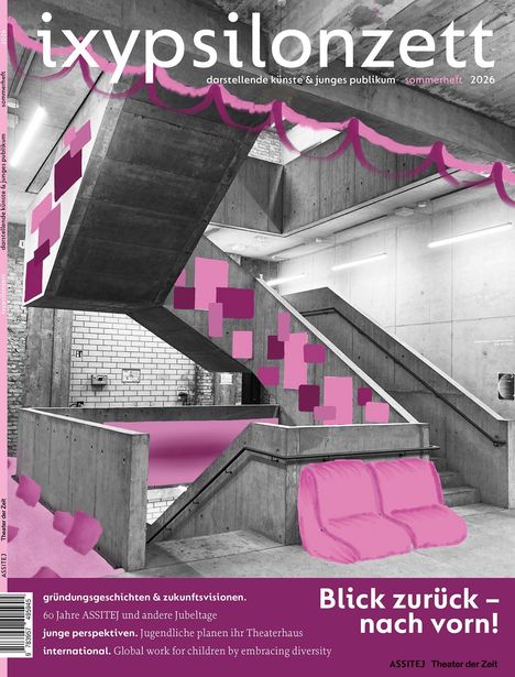 Titel: "ixypsilonzett". Texte: "darstellende künste & junges publikum", "sommerheft 2026", "gründungsgeschichten & zukunftsvisionen", "Blick zurück – nach vorn!". Sichtbar sind Treppen, Dekorationen und pinke Elemente.