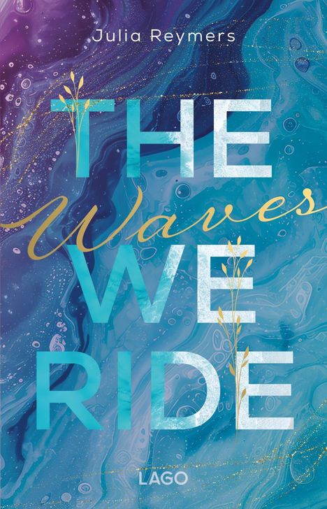 Text: Julia Reymers, THE Waves WE RIDE, LAGO. Hintergrund in blauen und violetten Farbtönen mit goldenen Akzenten.