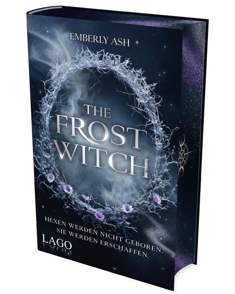 „EMBERLY ASH, THE FROST WITCH, Hexen werden nicht geboren, sie werden erschaffen, LAGO.“ Eisiger Kranz mit lila Blumen.