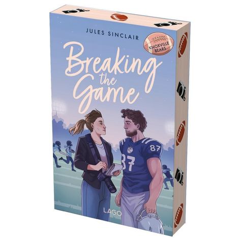 „Breaking the Game“ von Jules Sinclair. Illustration eines Sportlers und einer Frau mit Kamera. "Knoxville Bears"-Abzeichen sichtbar.