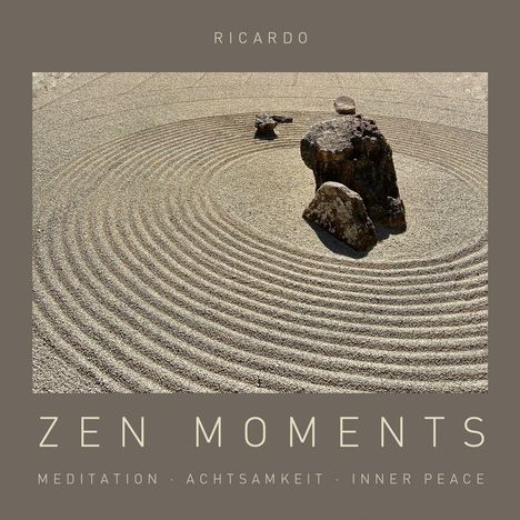 RICARDO, ZEN MOMENTS: Meditation, Achtsamkeit, Inner Peace. Zen-Garten mit Steinen und kreisförmigen Sandmustern.
