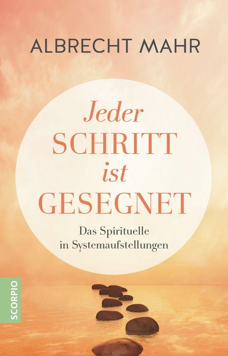 Titel: Jeder Schritt ist gesegnet. Untertitel: Das Spirituelle in Systemaufstellungen. Hintergrund in warmen Tönen.