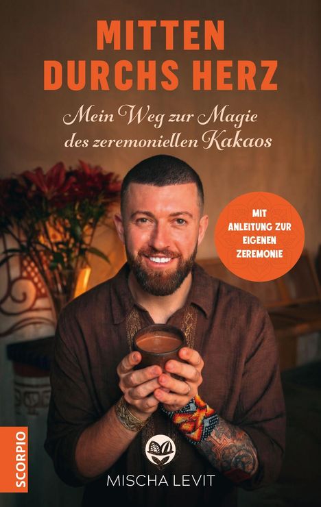 "Mitten durchs Herz: Mein Weg zur Magie des zeremoniellen Kakaos." Ein Mann hält eine Tasse Kakao, lächelt.