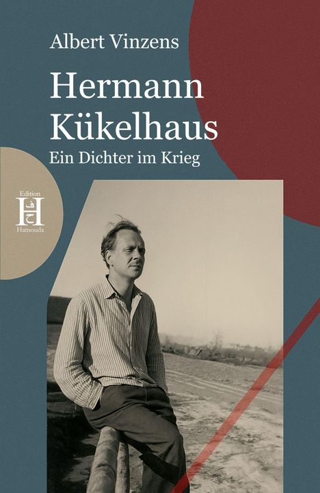 "Albert Vinzens: Hermann Kükelhaus. Ein Dichter im Krieg." Ein Mann lehnt an einem Geländer, im Freien.