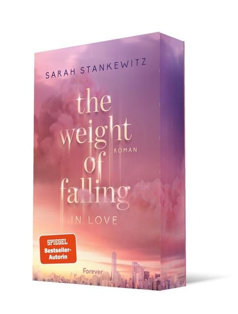 "The weight of falling in love." Rosa Wolken über Stadt, blaue Schrift oben, rotes "SPIEGEL Bestseller-Autorin" Label.
