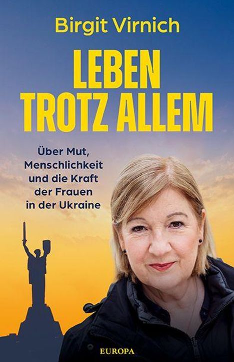 "Leben trotz allem. Über Mut, Menschlichkeit und die Kraft der Frauen in der Ukraine." Foto einer Frau vor Statue bei Sonnenuntergang.