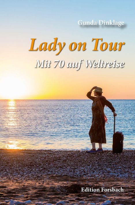 „Lady on Tour: Mit 70 auf Weltreise“ von Gunda Dinklage. Frau mit Koffer am Strand bei Sonnenuntergang. Edition Forsbach.