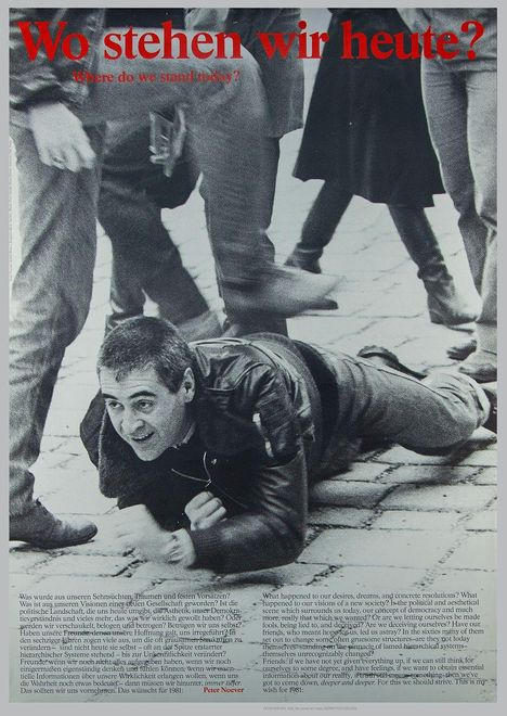 "Wo stehen wir heute?" Oben ein Mann am Boden umgeben von Beinen anderer Personen. Text von Peter Noever darunter.