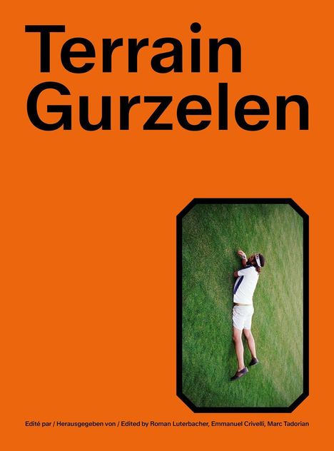 "Terrain Gurzelen" in großen schwarzen Buchstaben auf orangefarbenem Hintergrund, Person liegt auf grünem Rasen.