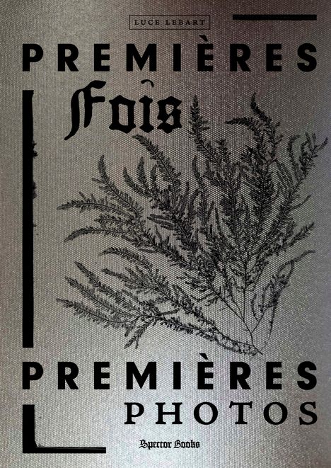 "Premières Fois Premières Photos." Illustration eines feinen, detaillierten Pflanzenzweigs als Hintergrund.