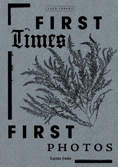„First Times, First Photos“. Luce Lebart. Illustration von Pflanzen auf grauem Hintergrund.
