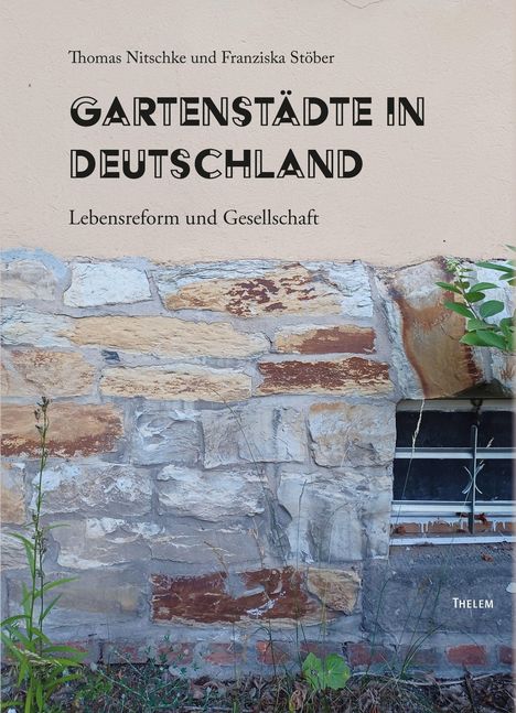 "Gartenstädte in Deutschland: Lebensreform und Gesellschaft" steht über einer Mauer aus Natursteinen mit einem kleinen Fenster.